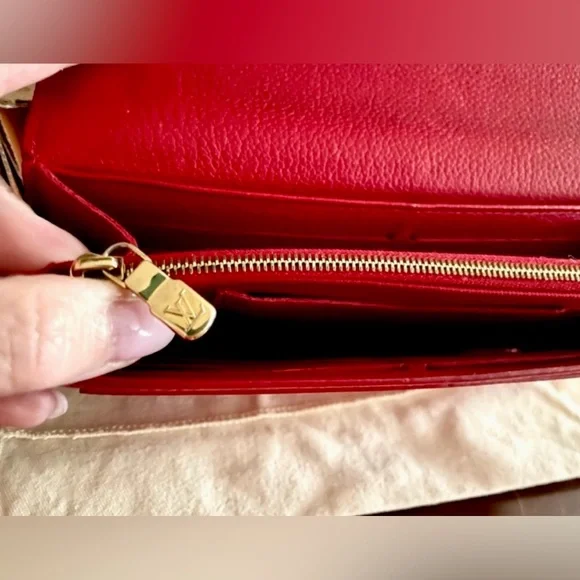 Never used in Box Louis Vuitton Lockme Long Wallet
M61277 - Picture 13 of 15